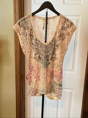 V-Neck Short Sleeve Printed Tee in Cream and Pink